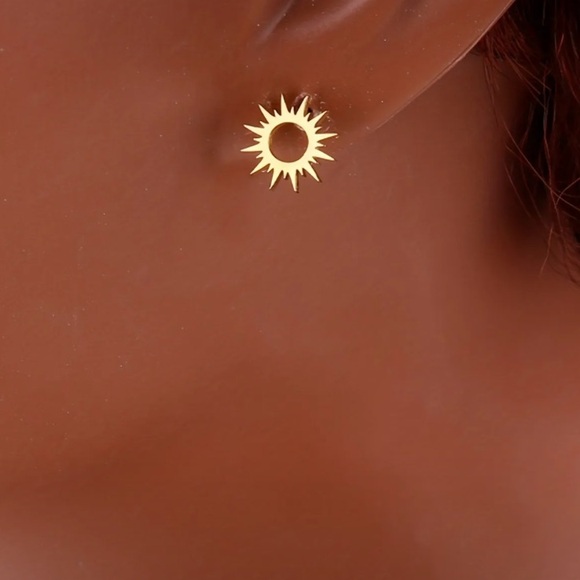 NEW Dainty Sunburst Sun stud Earrings Gold color - Boutique - Picture 4 of 4